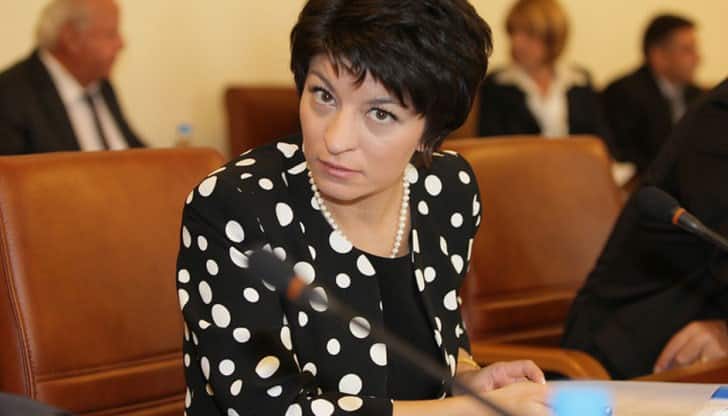 Десислава Атанасова е обида за държавата,една толкова проста жена да представлява 63 ма депутати ...