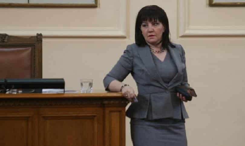 Караянчева се оплака от "лов на вещици"