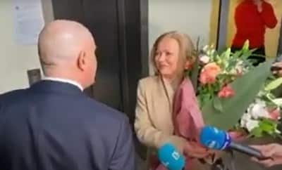 Неочаквано! Гешев поднесе букет на новия министър - Йорданова, тя му поиска оставката