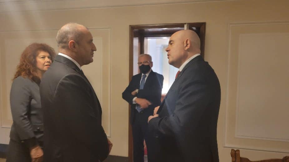 Иван Гешев се помирява с правителството и президента Румен Радев