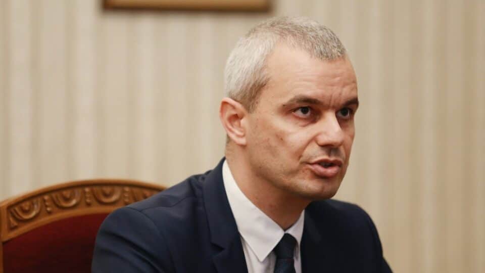 Костадин Костадинов: Нека покажа на украинския посланик как изглежда един украински "черен" печат