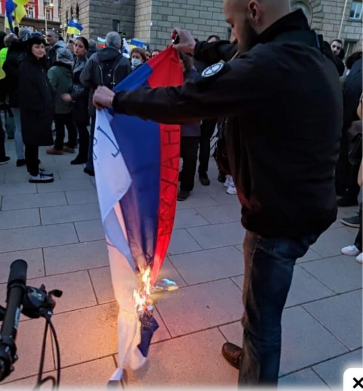 Да изгориш чуждо знаме е не само липса на историческа памет, а и липса на знание за исторически факти