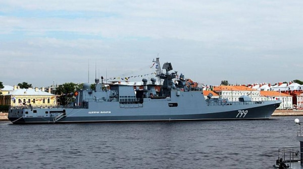 Руският военен кораб "Адмирал Макаров" гори край Змийския остров на Украйна