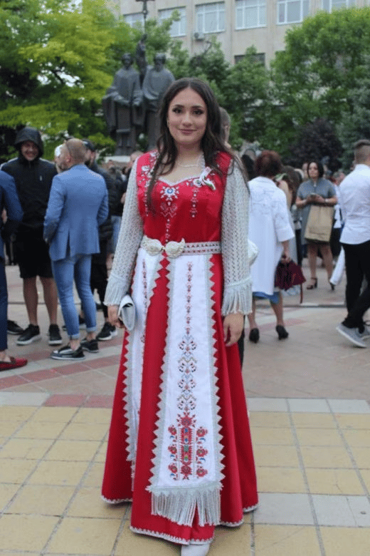 За най-специалната си вечер Полина Василева бе избрала дизайнерски прочит на народна носия