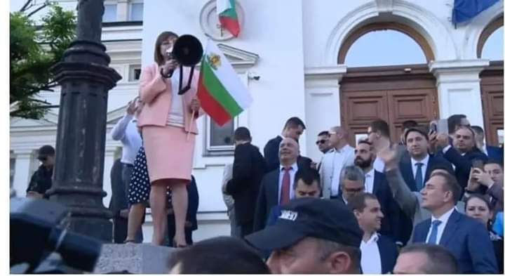 Байрактаров: Корнелия протестира, защото здраво е стиснала кокала и не иска да го пусне!