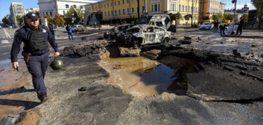 УЖАСЯВАЩИ СЦЕНИ ОТ ВОЙНАТА: Разрушенията в Киев след серията ракетни удари (ВИДЕО+СНИМКИ)