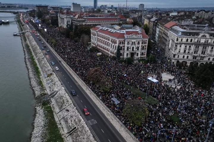 Илиян Василев: Защо медиите премълчават вчерашния протест срещу Орбан?