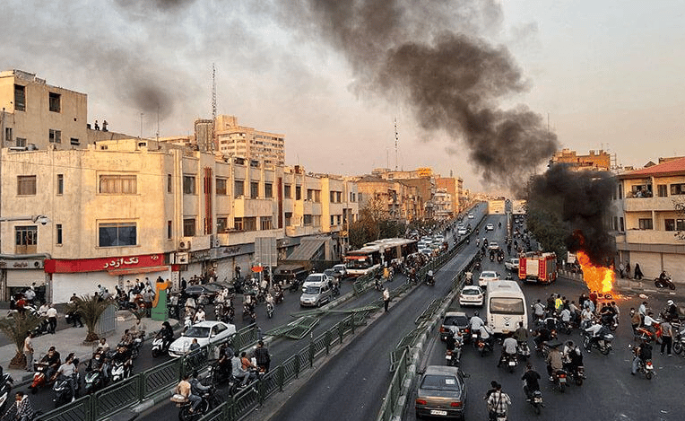 Полицията в Иран е използвала огнестрелни оръжия и сълзотворен газ