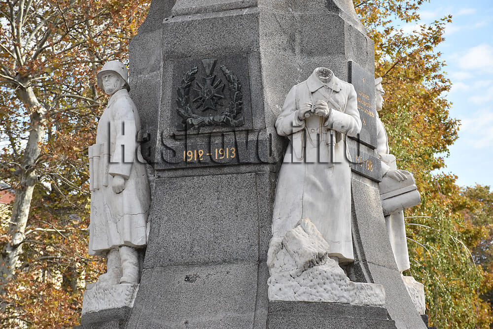 Обезглавиха една от фигурите на Паметника на Незнайния воин в Хасково