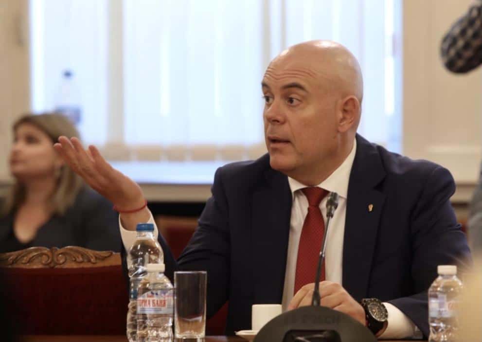 Главният Прокурор Гешев разговаря с депутати от БСП в парламента