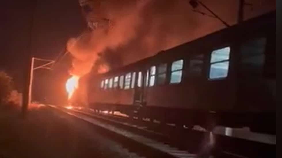 ИЗВЪНРЕДНО: Влакът София - Варна гори, пет пожарни пътуват към мястото