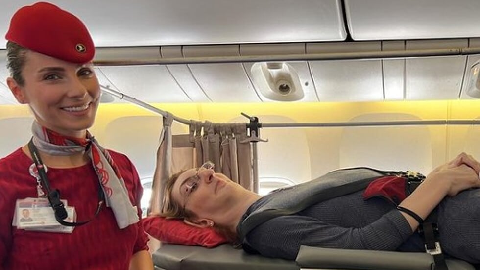 ПОЛЕТ НА НОСИЛКА: Най-високата жена в света се качи в самолет за първи път (ВИДЕО+СНИМКИ)