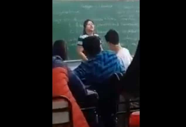 Майка връхлетя в класна стая в Аржентина за да търси