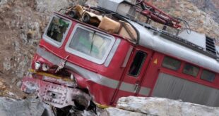 Пътнически влак се удари в паднала на релсите скала в Пловдивско