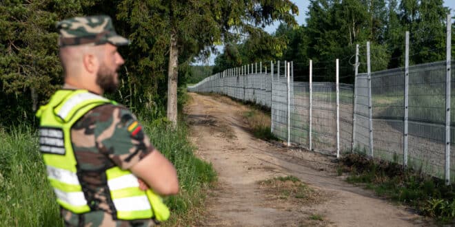 Литва разкритикува Беларус, след като мигранти бяха изпратени боси на границата