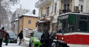 Катастрофа в София: Автомобил се е ударил в трамвай