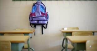Тийнейджър преби своя съученичка в училищна лавка