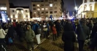 Граждани протестират пред парламента срещу връщането на хартиената бюлетина