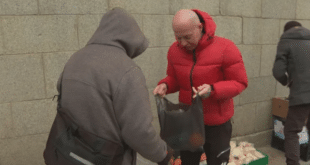 Доброволци раздават храна пред Съдебната палата в София