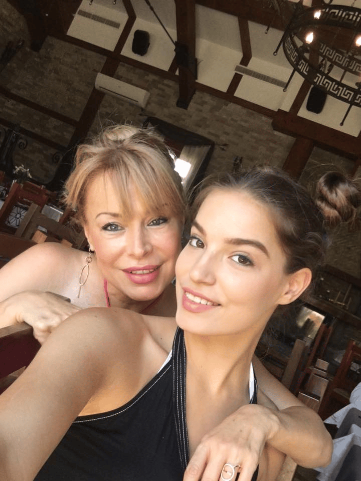 Мира Добрева е красива, но дъщеря й е ослепителна! Лора става все по-красива – генът си е ген! (Снимки)