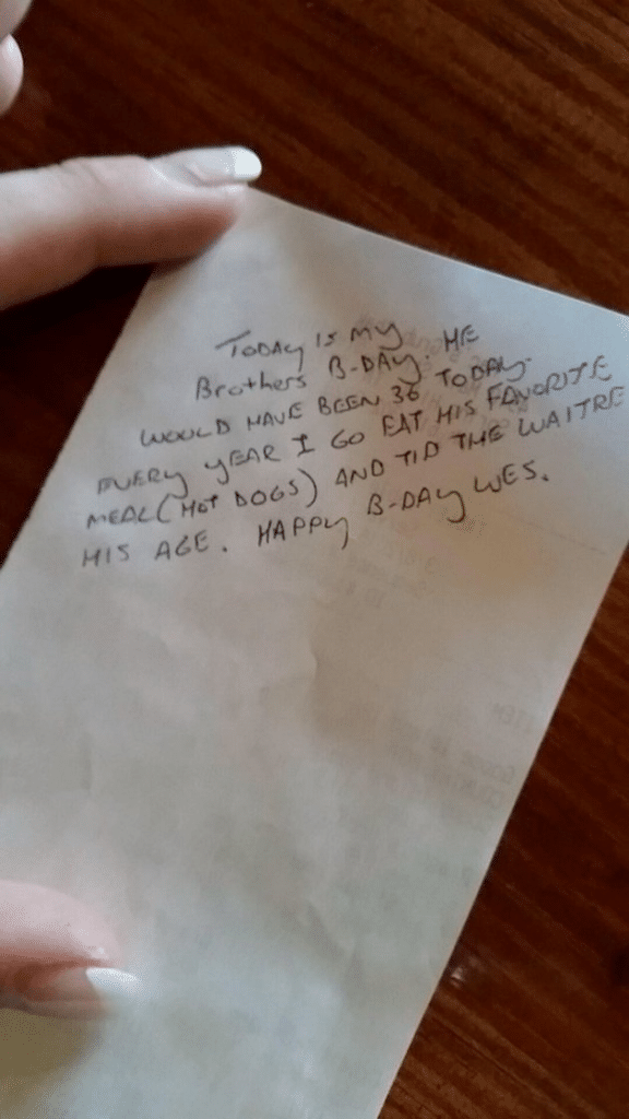 Сервитьорка получава бакшиш, но съобщението написано на сметката я накарало да се разплаче! Вижте какво било написано