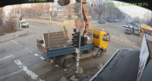 Камион с вдигнат кран и кофа свлече светофари на кръстовище в София