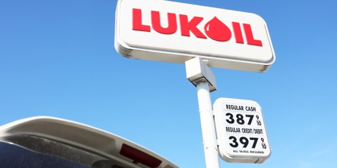 Руската петролна компания "Лукойл" опровергава твърденията за доставка на горива за Украйна от рафинерията й в България или чрез други канали