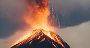 Зрелищно изригване на вулкана Стромболи (ВИДЕО)