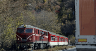 Запали се локомотивът на бързия влак Варна - София