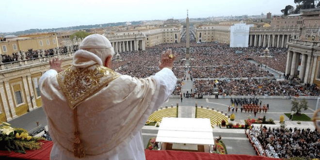 10 неща, които са позволени само на папата: Как изглежда животът на католическата църква във Ватикана
