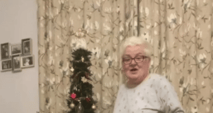 Бабата, чието видео развълнува целия свят: Ето как да приберете елхата и всички украси за секунди