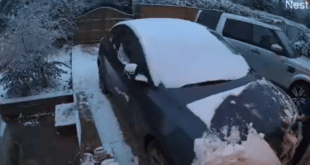 Видеото, което завладя интернет: Одраска новозакупената кола на баща си, докато чисти сняг