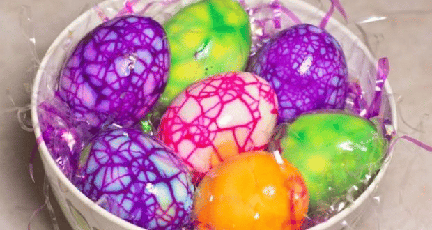 Яйцата, боядисани с белтък, греят в нежни пастелни цветове – ето колко лесно се правят!!