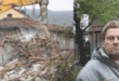 Мъж стовари пред банката в насипно състояние ипотекираната си къща