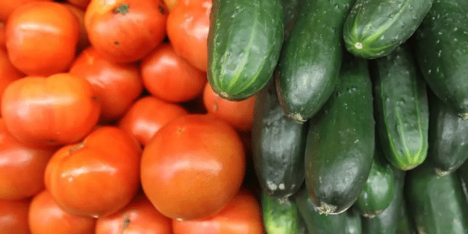 Краставиците и доматите продължават да поскъпват по тържищата