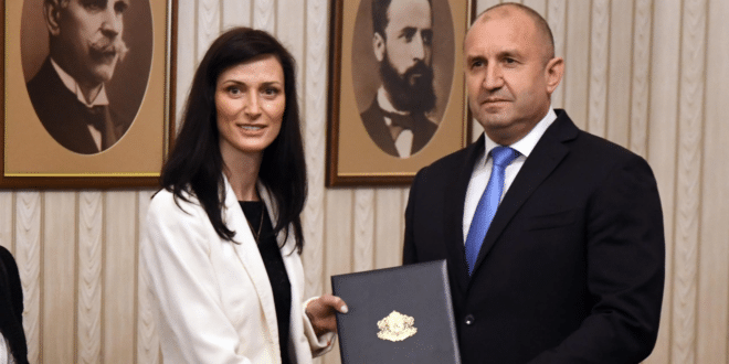 Мария Габриел връща папката на президента