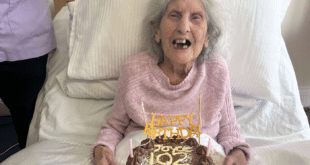 Тя е на 102 и нейната тайна за дълъг щастлив живот е „Добър секс“, „Добър шери“ и „Целият този шоколад“