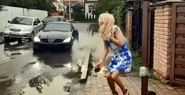 Гениален ход: Вижте как блондинката се предази от колата да не я напръска (видео)-