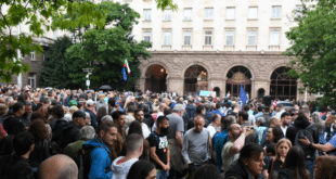 Стотици протестиращи се събраха пред президентството, бесни са заради думи на Румен Радев