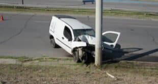 18-годишен шофьор с наскоро взета книжка се заби в стълб в Русе