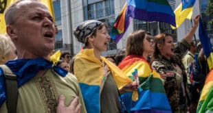 "Киевпрайд" в Ливърпул: На украинския прайд парад в Англия искат още оръжия за ЛГБТ войниците