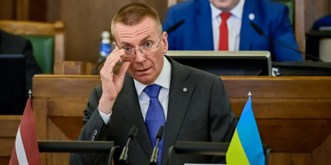 Първият открит гей президент на страна от ЕС се закани люто на Русия