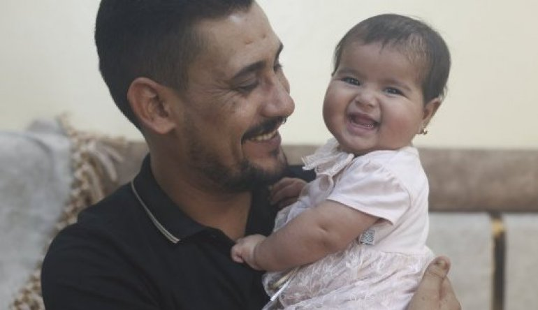 Цялото й семейство пострада при земетресение, а тя беше вързана с пъпна връв: Това е бебе, родено под развалините в Сирия (СНИМКА)