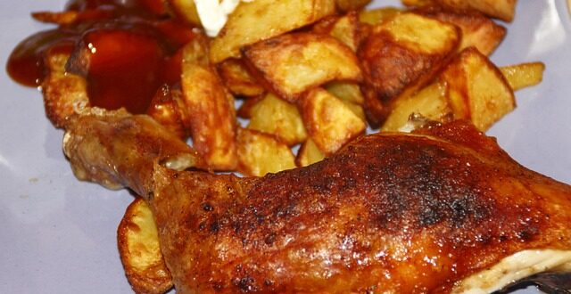 Пиле върху картофи по най-простия начин