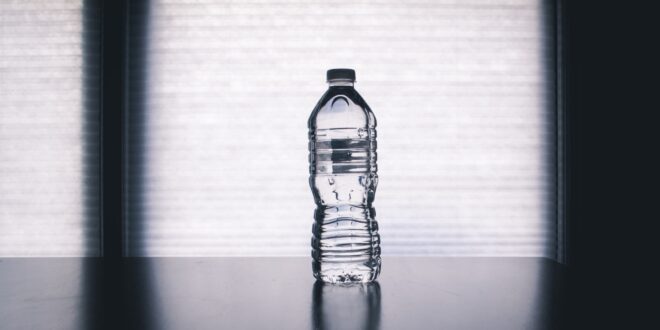 Не изхвърляйте пластмасови бутилки