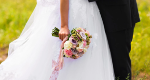 Никой не го очакваше: младоженецът пазеше тайната една година, а след това разказа всичко на сватбата, шокирайки булката и нейните родители