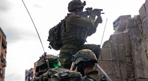 Израел: Войници отстранени за пушене на наргиле пред задържани палестинци